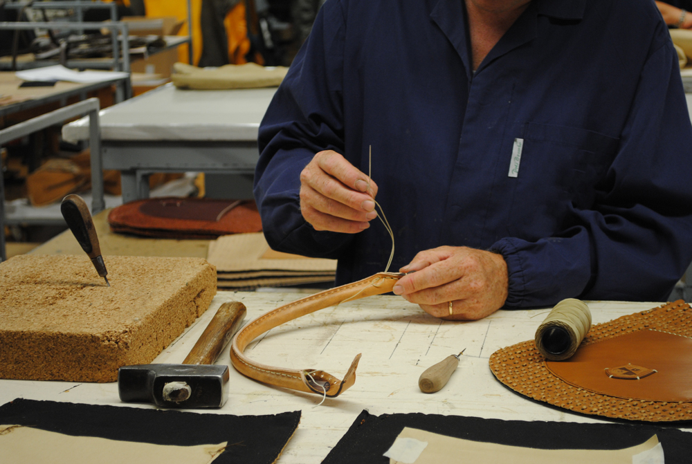 一つ一つの製品は、職人が一つ一つ丁寧に時間をかけて気持ちを込めて、作り上げていきます。