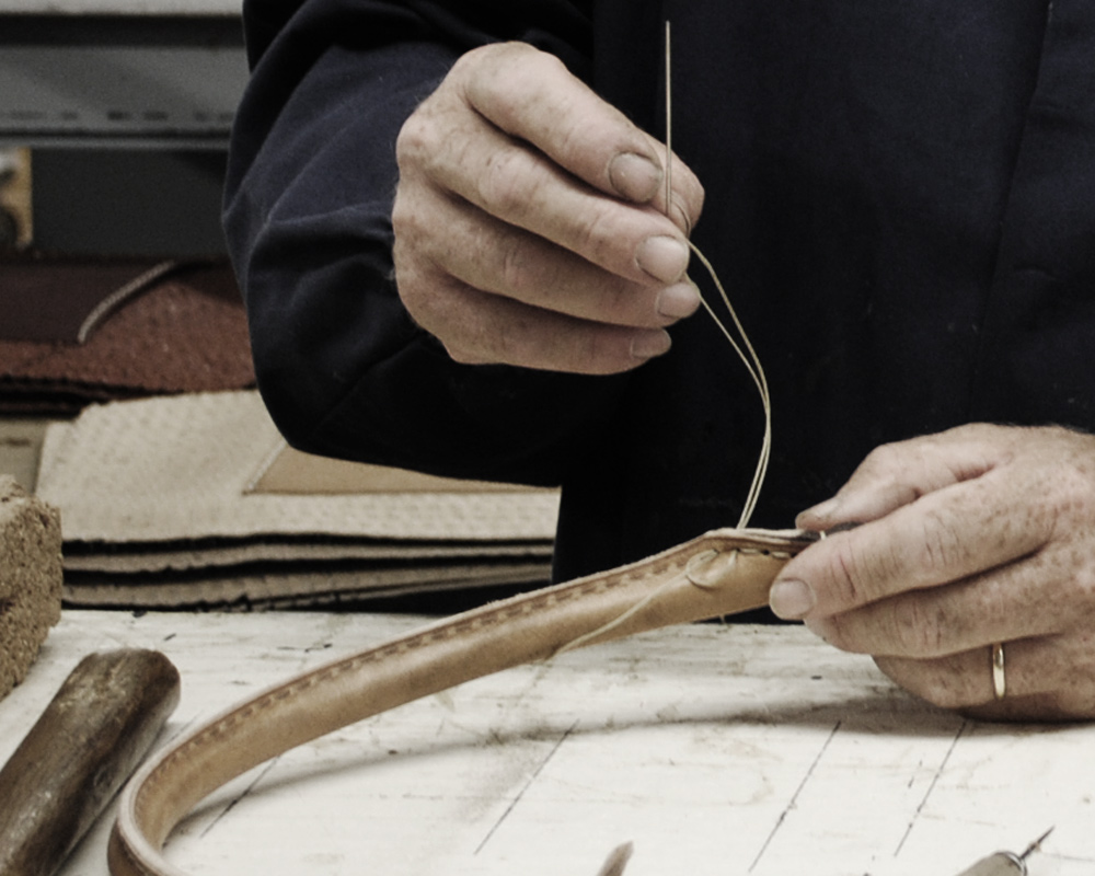 熟練の職人がひと針ひと針丁寧に仕上げていきます。